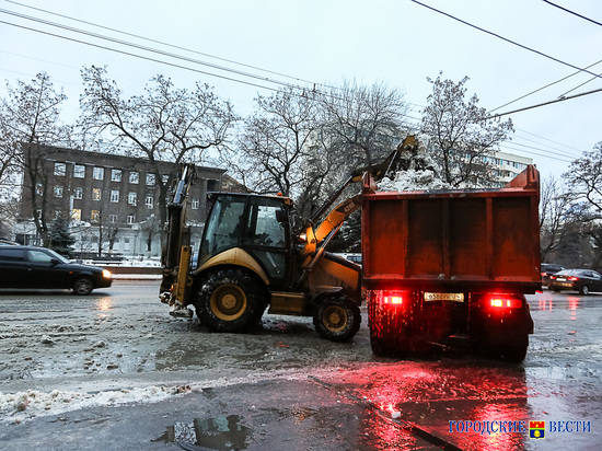 Более 100 спецмашин борются с последствиями снегопада на дорогах Волгограда
