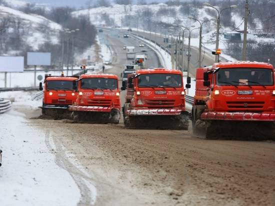 Волгоградские муниципальные службы вывозят с улиц снег и обрабатывают дороги