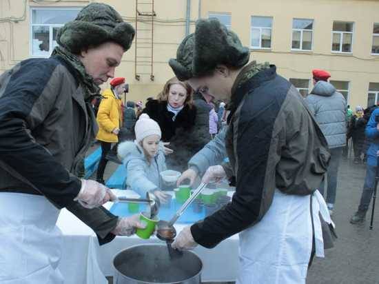 В Волгограде школьников накормили солдатской кашей