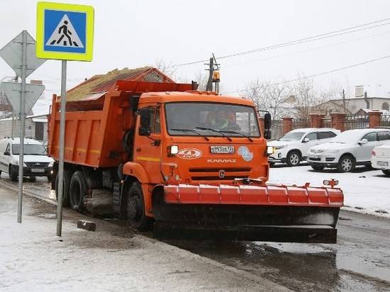 В Волгограде ночью работали 80 снегоуборочных машин