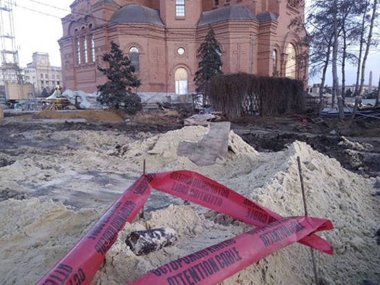 В центре Волгограда у строящегося храма рабочие раскопали артиллерийский снаряд