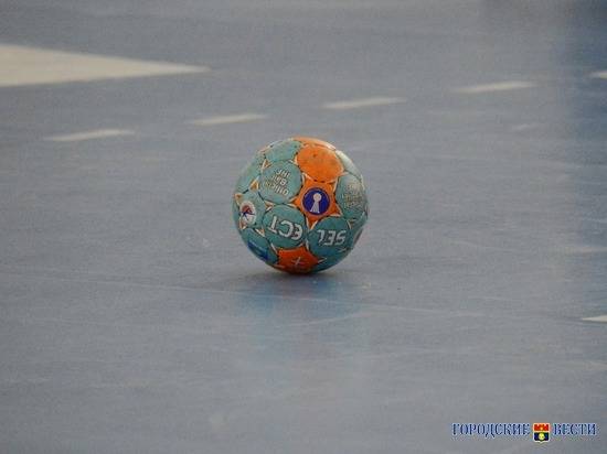 Волгоградские гандболистки разгромно проиграли лидеру чемпионата
