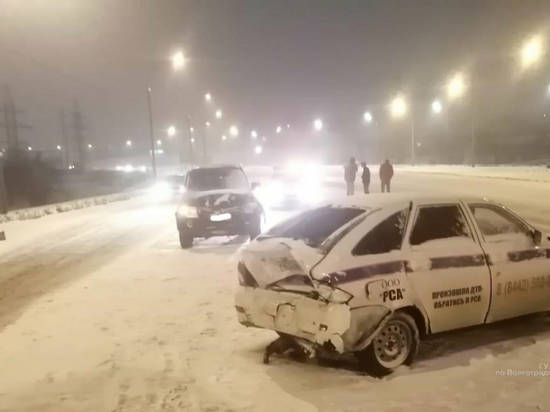 В центре Волгограда внедорожник врезался в стоящую машину автостраховщиков