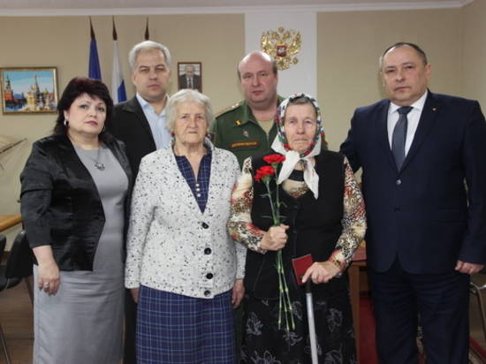 В Волгограде дочери погибшего красноармейца вручили удостоверение к награде