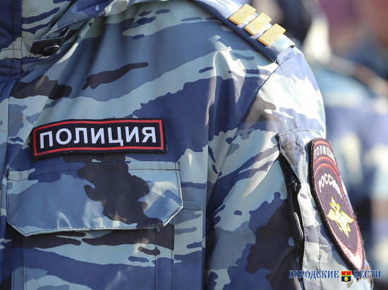 В Волгограде посетитель торгового центра угрожал росгвардейцам пистолетом