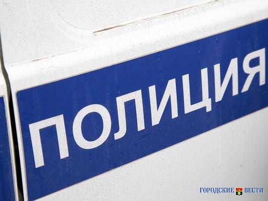 В Волжском мужчина бензопилой спилил несколько деревьев возле торгового центра