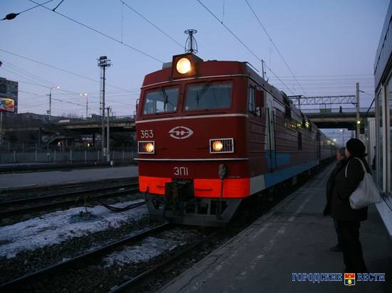 Станция волгоград 1 электричка. Качалино Волгоград электричка. Станция Волгоград. Станция электрички Волгоград 1. Электричка акварель Волгоград 2.