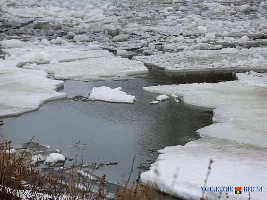 В Волгоградской области иномарка с четырьмя людьми провалилась под лед: водитель погиб