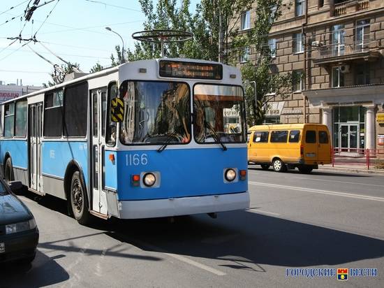 В Волгограде «жигули» повредили троллейбус
