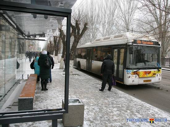 В Волгограде "Тойота Камри" столкнулась с автобусом