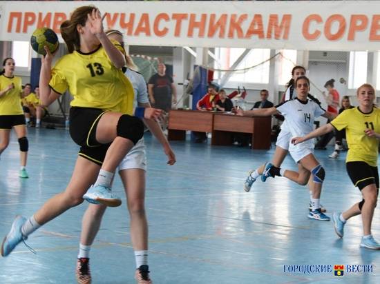 Юные волгоградские гандболистки уверенно побеждают соперниц