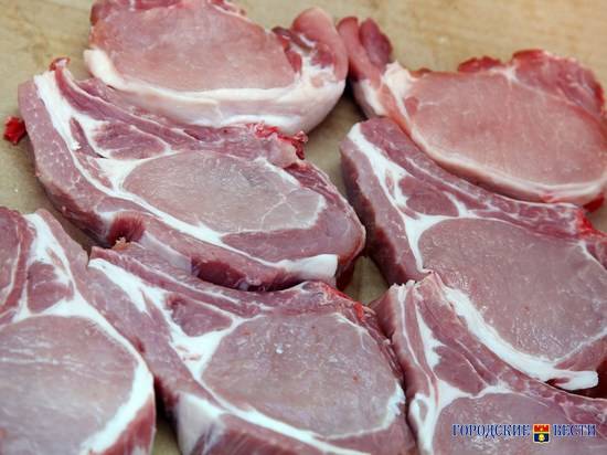 Два центнера продуктов изъяли в магазине "Фунт мяса" в Волжском