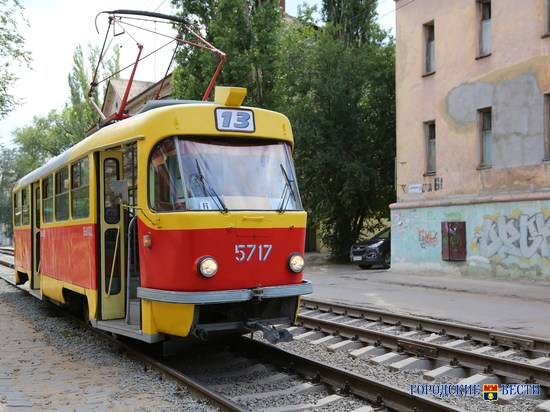 В Дзержинском районе Волгограда легковушка врезалась в трамвай