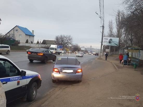 В Волгограде водитель не поставил машину на тормоз и погиб под колесами