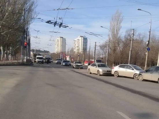 В Тракторозаводском районе Волгограда произошло массовое столкновение автомобилей