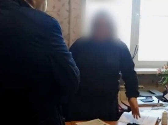 В Волгограде задержали инспектора колонии, получившую взятку от осужденного