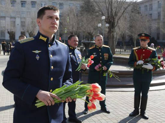 Волгоградские женщины-военные принимают поздравления с 8 Марта