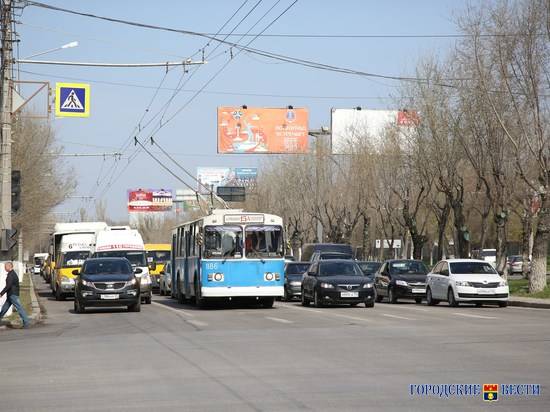 В Волгограде легковушка протаранила стоявший на остановке троллейбус