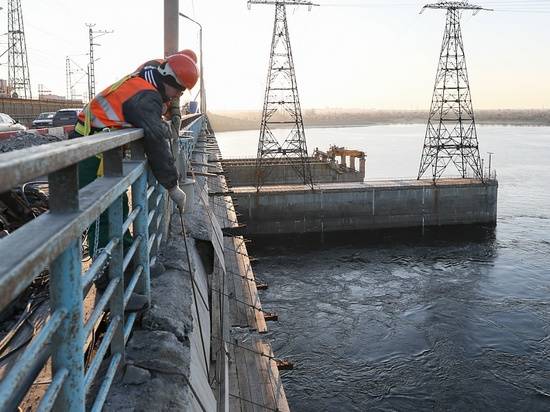 На мосту через Волжскую ГЭС дорожники приступают к фрезерованию