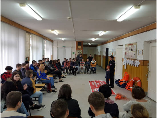 Волгоградские спасатели показали студентам как оказывать первую медицинскую помощь