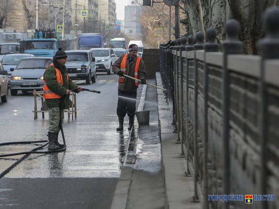 В Волгограде дорожно-коммунальные службы завершили уборку главных городских улиц