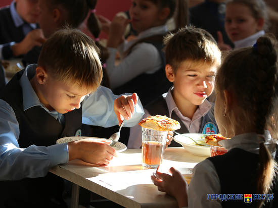 Волгоградским школьникам, имеющим право на бесплатные обеды, выдадут сухпайки