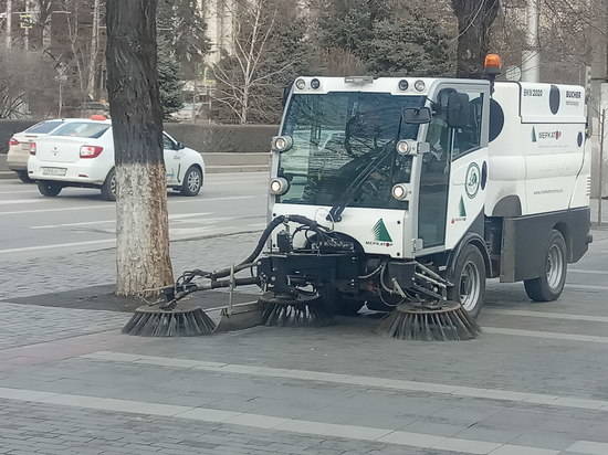 В Волгограде моют улицы и тротуары