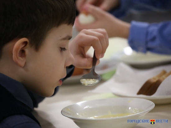 Волгоградским школьникам изменили меру по компенсации питания