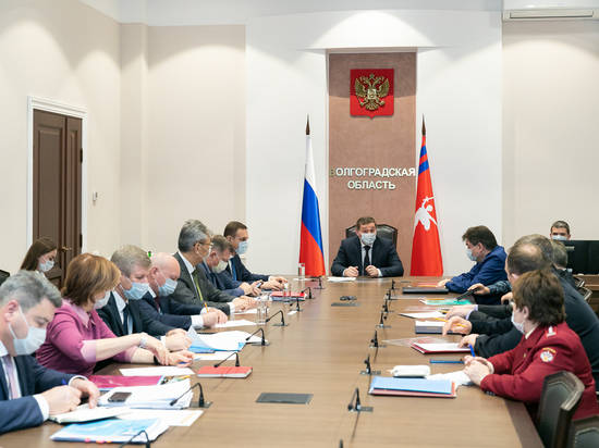 Губернатор Андрей Бочаров проводит заседание оперативного штаба