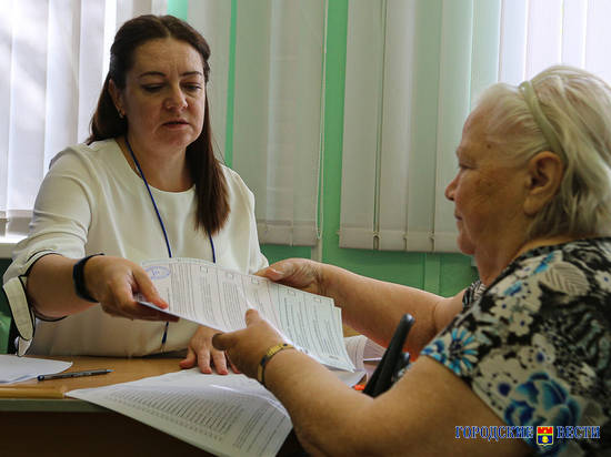 Волгоградским пенсионерам начали разносить пенсию