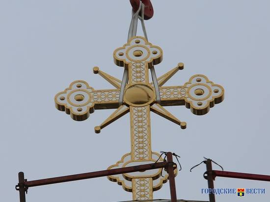 На собор Александра Невского в Волгограде водрузили крест