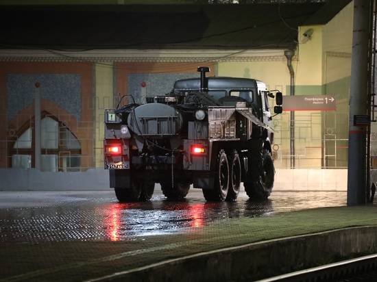 Волгоградские военнослужащие продезинфицировали вокзалы в Астрахани