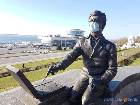 Волгоградцы защитили скульптуру Виктора Лосева на набережной от коронавируса