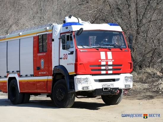 В Волгоградской области у двух грузовиков загорелись колёса