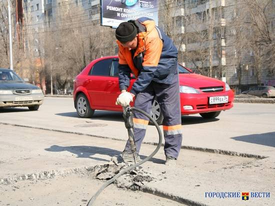 Подрядчик приступил к подготовительным работам перед восстановлением дорог в Ворошиловском районе Волгограда