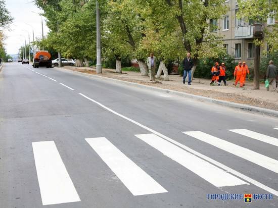 В Волгограде наносят дорожную разметку