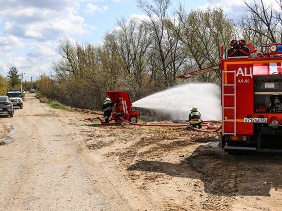Волгоградские пожарные провели учения по тушению природных пожаров