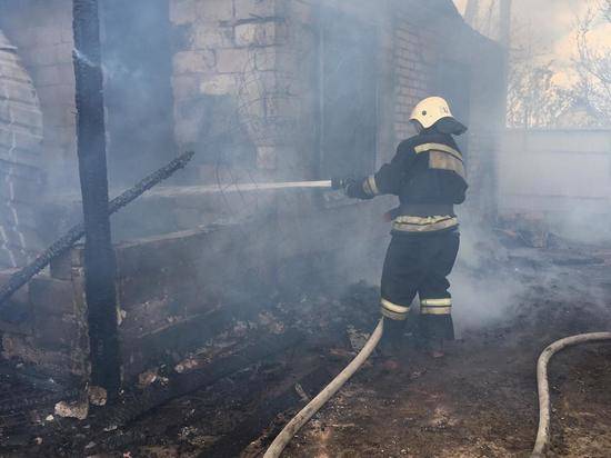 В Волжском из-за замыкания в проводке дотла сгорел частный дом