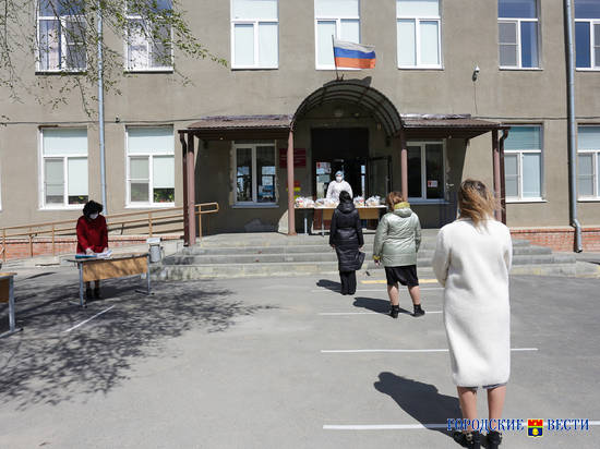 В Волгограде родители школьников-льготников продолжают получать продуктовые наборы