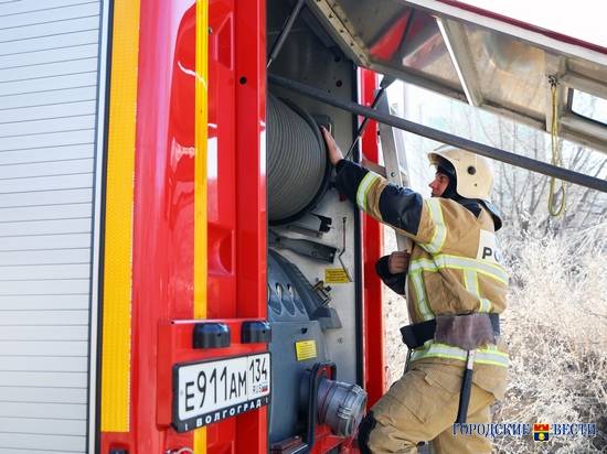 В городе Фролово пожарных вызвали, чтобы потушить диван на улице