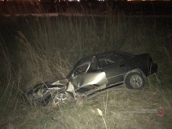 На юге Волгограда машина слетела в кювет: водитель и 17-летняя пассажирка в больнице
