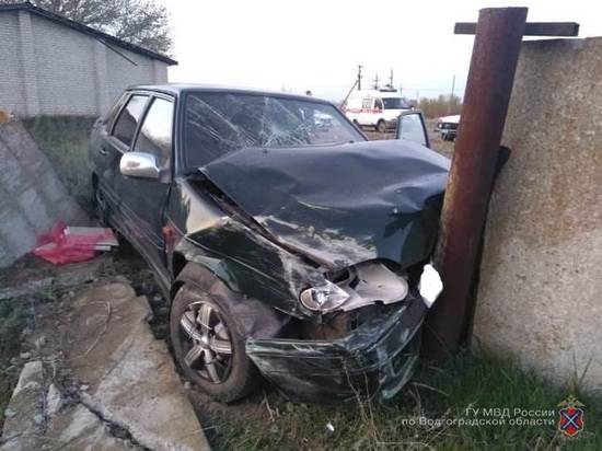 Под Волгоградом водитель отпустил руль, машина врезалась в столб