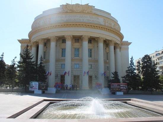 Первомай: в центре Волгограда заработал «профсоюзный» фонтан