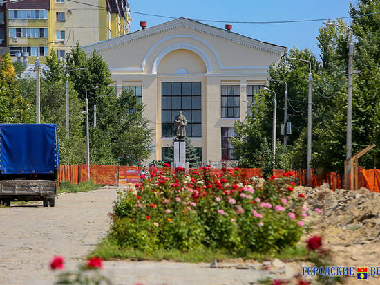 В Волгограде демонтируют старую сцену летнего кинотеатра в парке имени Гагарина
