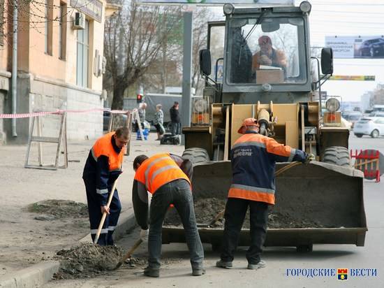 После майского ливня с улиц Волгограда вывезли 600 тонн песка и грунта