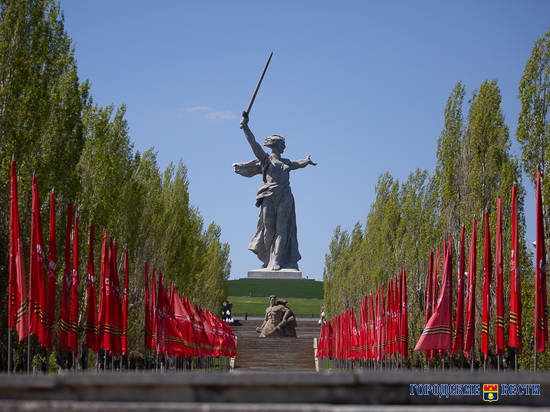Артиллеристы произвели «Выстрел памяти» на Мамаевом Кургане в честь присвоения Волгограду статуса «Города – Героя»