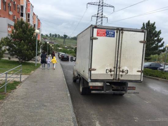 В Волгограде грузовик задним ходом сбил 86-летнюю женщину