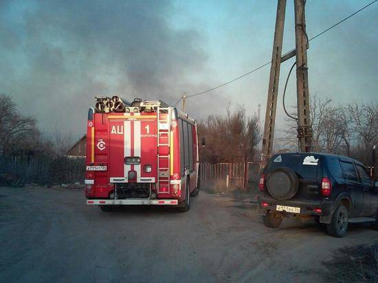 На западе Волгограда из-за неосторожности дотла сгорели частный дом и сарай