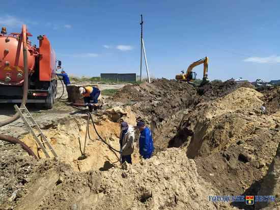 Специалисты ведут работы на канализационном трубопроводе в Дзержинском районе Волгограда