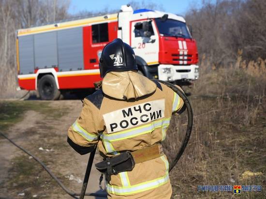 На севере Волгограда из-за неосторожности сгорел гараж вместе с мотоциклом